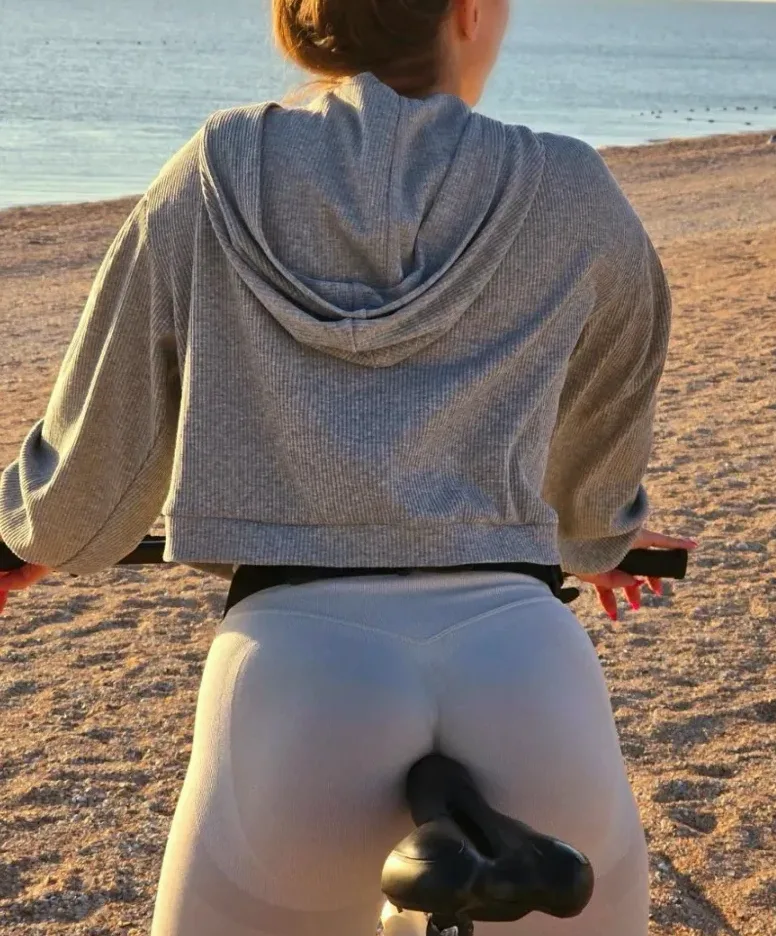 Nicole, 23